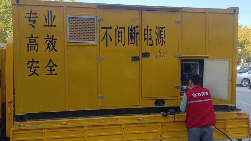 日喀则柴油发电机组和UPS电源配合使用时，如何避免切换过程中的电力中断？